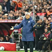 Luce, cot la cot cu Montella  Selecționerul are 80 de ani, vine după suferință,   dar e 100% în picioare în meci,  dă sfaturi, îl ceartă pe Rațiu