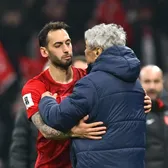 Clipe de emoție pură     VIDEO  Cum se desparte   Lucescu  de fotbal, îmbrățișat îndelung de Calhanoglu și de Montella