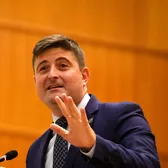 Ironii în Parlament  Deputat USR, taxat pentru că   s-a opus proiectului de lege «Anul Ilie Năstase»:  „El se poate mândri doar cu o participare la Vara Ispitelor”