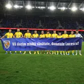 Mesaj pentru Lucescu   Jucătorii naționalei au afișat   un banner uriaș   la meciul cu Slovacia