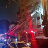 Explozie într-un bloc din București  Vicepreședintele ANS, Thomas Moldovan, și fostul prim-ministru, Nicolae Văcăroiu, locuiesc acolo:   „Ne-au scos de pe balcoane cu nacela”