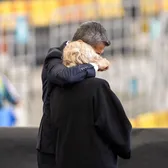 În numele tatălui    FOTO.     Răzvan Lucescu  a trecut prin toate stările la priveghi » Gest emoționant în memoria tatălui său