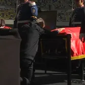 A îngenuncheat în fața sicriului    FOTO.  Daniel Pancu,   omagiu cutremurător  pentru Mircea Lucescu: „Fără el nu aș fi fost nici la jumătate”