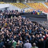 „Te vom iubi mereu”   Galeria lui Dinamo a scandat pentru Mircea Lucescu:   „Mentor și reper  pentru generațiile viitoare”. Răzvan Lucescu, extrem de emoționat