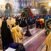 Imagini emoționante de la biserică    FOTO.  Cine a oficiat slujba înmormântării pentru   Mircea Lucescu  » A participat și la înmormântarea Regelui Mihai I