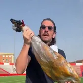 „Hai, mâncați jambon!”     VIDEO.   Fotbaliști musulmani, fugăriți de președintele clubului cu o bucată de   carne de porc