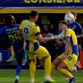 Gest de neînțeles    FOTO.   Esteban Orozco,   eliminat cu Petrolul   după doar 18 minute pentru o intrare stupidă!