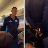 A strigat „Bomba!”    VIDEO.   Un fotbalist a fost scos   în cătușe  din avion: „Ce rușine! Câți ani ai, prietene?!”