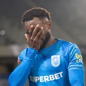 Ce a fost în capul lui Etim    FOTO.  Atacantul Craiovei,   eliminat  în min. 20  cu U Cluj, după o intrare de neînțeles!