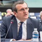 „Suporterii spun tâmpenii”  Un fost europarlamentar critică modul în care   a fost tratat Lucescu înainte de a muri:  „Mulți zevzeci care spuneau minciuni despre el”