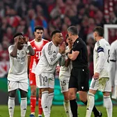Au sărit la arbitru!    FOTO.    Fotbaliștii lui Real Madrid, furioși după eliminarea din Liga Campionilor!  Jude Bellingham, ținut cu greu! Guler a văzut cartonașul roșu!