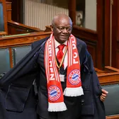 Tatăl lui Kompany, gest în Parlament    Cum a sărbătorit  părintele antrenorului de la Bayern Munchen calificarea în semifinalele Ligii Campionilor