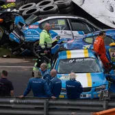 Tragedie la Nurburgring    Un pilot a decedat  într-un accident în care au fost implicate 6 mașini, în calificările pentru cursa de 24 de ore. Max Verstappen, prezent pe circuit