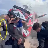 Tragedie în lumea raliurilor    VIDEO.  Mașina s-a răsucit de șase ori în aer! Izbit în plin,   un spectator a murit