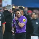 Moment fără precedent    FOTO.  „Centralul” finalei Cupei Olandei, surprins în timp ce   vorbește la telefon în timpul meciului!