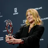 Nadia, ce moment!    FOTO:  Legenda gimnasticii,   premiată la Gala Laureus.  A plâns când Simone Biles a numit-o „eroina mea” și i-a mulțumit soțului ei: „M-ai salvat”