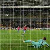 Tănase, în stilul Zidane    Execuție aproape identică  a decarului FCSB la penalty cu cea a francezului în finala CM