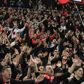 Incidente la Dinamo - Rapid  Scandal la pauza meciului. Agresorul   s-a refugiat în galeria „câinilor”.  Cum au reacționat ultrașii