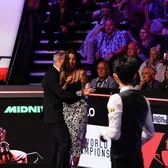 Luată pe sus de arbitru     FOTO.  O femeie a întrerupt   finala Mondialului de Snooker!  Ce plan avea: „Nu am apucat! Aș fi vrut ca Ronnie O'Sullivan să vadă”