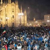 Noapte albă la Milano!    VIDEO.  Jucătorii lui Inter   au celebrat titlul cu fanii  în Piața Domului: „Campionii Italiei suntem noi!”