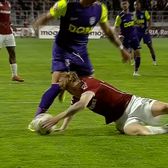 Christensen, ce gafă!    VIDEO.  Mijlocașul Rapidului a comis un   penalty cum rar se vede  pe stadion