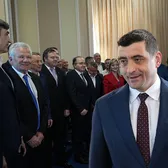 AUR și-a făcut imagine cu Steaua ‘86!    FOTO+VIDEO.  Cum a confiscat partidul lui George Simion   evenimentul de la Parlament  la care au fost invitate legendele roș-albastre
