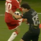 Fază controversată în Ligă     FOTO.     Arbitrul nu a dat penalty,  deși mingea l-a lovit în mână pe Joao Neves + verdictul specialistului