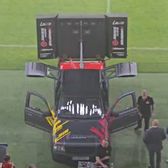 Moment bizar în Ghencea    VIDEO.  De ce au apărut   niște mașini tunate  pe gazon la evenimentul organizat de Steaua la 40 de ani de la câștigarea CCE