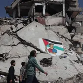 Mural în Gaza  Lamine Yamal, imortalizat   în mijlocul ruinelor,  după ce a fluturat steagul Palestinei la sărbătoarea titlului