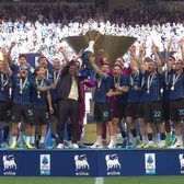 Chivu, aclamat la scenă deschisă    VIDEO+FOTO  Inter, în sărbătoare: echipa românului a primit   trofeul de campioană  în Serie A » Imagini de excepție