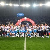 E petrecere la Craiova!    VIDEO+FOTO:  Oltenii au ridicat trofeul! Bucurie fără margini pe gazon, după primul titlu cucerit   după 35 de ani
