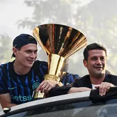 Chivu i-a uimit pe italieni!    FOTO+VIDEO.  Obiectul cu care românul   a atras toate privirile  la parada lui Inter. Aduce aminte de un moment foarte greu din viața lui