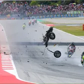Accidente terifiante la MotoGP    FOTO:  Alex Marquez,   spitalizat de urgență cu leziuni grave.  Zarco și-a prins piciorul în motocicleta altui pilot! Care e starea lor