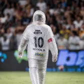  Neymar, înfășurat în folie😄     VIDEO+FOTO:   Cum au reacționat fanii   pe internet,   după ce starul lui Santos a fost inclus în lotul pentru CM 2026