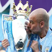 Imagini nemaivăzute cu Guardiola   Fiica antrenorului a postat câteva clipuri la plecarea de la City: KDB   îi toarnă votcă pe gât   lui Pep + jucătorii au dat buzna peste el în birou