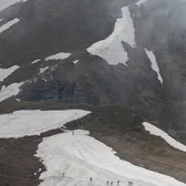 Au căzut în râpă la ultramaraton  Elicopterul SMURD nu poate interveni în Bucegi, din cauza ceții:   operațiune de salvare pentru 8 sportivi
