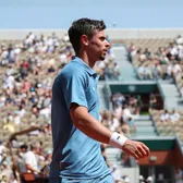 Situație rară la Roland Garros    Meci întrerupt   de un moment neobișnuit: „O să fac pe teren!” 😅