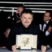 „Săgeți” pe aeroport    Cristian Mungiu,  după ce a câștigat din nou Palme d'Or: „E stânjenitor! Statui? Nu,   n-am dat cu mingea-n poartă”