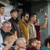 Fotbalul, periculos pentru Angelescu    FOTO.  Președintele lui Rapid a apărut   „avariat”  la ultimul meci. Ce a pățit