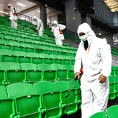 Trolling de top   După ce rivala a câștigat trofeul pe arena lor, au chemat firma de    curățare biologică:  costume hazmat, măști și pulverizatoare