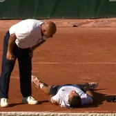 Panică la Roland Garros    VIDEO.  S-a prăbușit pe teren după   o partidă care a durat aproape 5 ore!