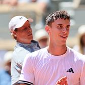 Sinner, acuzat că a trișat  Liderul mondial,   ținta criticilor  după eliminarea neașteptată de la Roland Garros: „Ar trebui sancționat!”