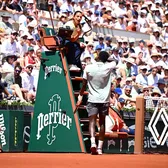 „Trebuia să arbitreze un bărbat”   Declarații controversate la Roland Garros: „E   foarte dificil pentru o femeie  să facă asta”