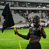 Sărbătoare roș-albastră pe „Arc”    FOTO:  Jucătorii FCSB au cântat pe teren cu fanii și în vestiar, după calificare.   Gestul lor + reacția lui Kopic