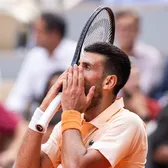 Djokovic, șansă ratată     FOTO.  A condus cu 2-0 la seturi, dar a fost   eliminat de la Roland Garros.  Mesaj la fileu și întrebarea care l-a deranjat după meci: „Te opresc aici”