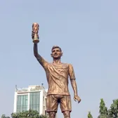 Statuia lui Messi, demontată  Monumentul dedicat argentinianului a fost declarat nesigur:   „Se leagănă când bate vântul”