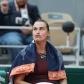 Liderul mondial, out de la Roland Garros   Sabalenka, copleșită după ce a clacat în sferturi cu Shnaider:   „Vreau să renunț la tenis!”