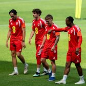 Galezii, uluiți că Lucescu nu e omagiat    FOTO+VIDEO.  Ce s-a întâmplat la antrenamentul oficial de pe stadionul „Steaua”,   înainte de meciul cu România