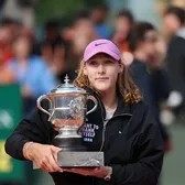Campioană la Roland Garros    VIDEO.  A eliminat-o pe   Sorana Cîrstea  în sferturi, iar acum a bătut și marea surpriză de la Paris în finală! Primul Grand Slam din carieră