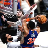 Au cucerit Texasul. Urmează lovitura finală?  Meciul 3 din marea finală NBA,   New York Knicks - San Antonio Spurs,  se joacă la noapte. Trump, decizie fără precedent